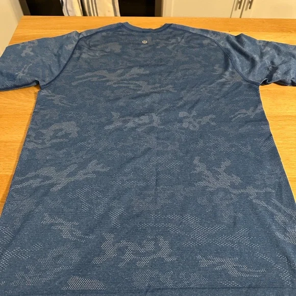 Lululemon Metal Vent Blue Camouflage Shirt - Picture 3 of 4
